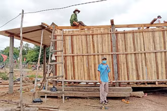 Lực lượng chức năng hỗ trợ người dân xã Chư Krêy, huyện Kông Chro sửa chữa nhà ở bị tốc mái.