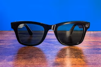 ‘Ray-Ban Stories’ có thể chụp ảnh và quay video thông qua điều khiển bằng giọng nói. (Ảnh: CNET)