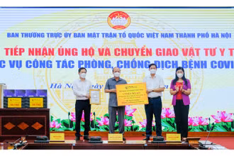 Đại diện Tập đoàn T&T Group trao tặng 1 triệu bộ kit xét nghiệm PCR cho đại diện Sở Y tế thành phố Hà Nội và UB MTTQ Việt Nam thành phố Hà Nội.