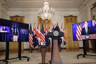 Tổng thống Biden họp trực tuyến cùng Thủ tướng Anh Johnson và Thủ tướng Australia Morrison. (Ảnh: Reuters)