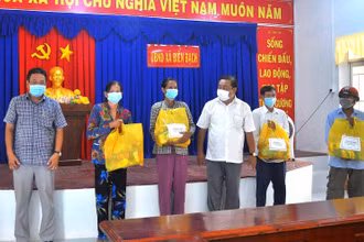 Trao quà cho các hộ dân có hoàn cảnh khó khăn.