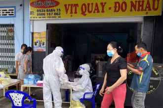 Khẩn trương lấy mẫu xét nghiệm Covid-19 tại phường An Thới.