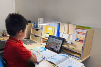 Học sinh Trường tiểu học Tràng An (quận Hoàn Kiếm, Hà Nội) học trực tuyến.