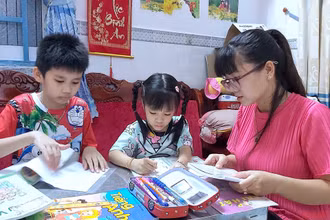 Tạm ngừng học trực tuyến khối tiểu học, phụ huynh TP Cà Mau ôn tập cho con tại nhà.
