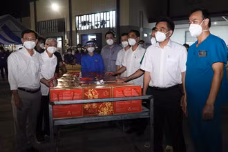 Tổ chức chương trình tặng quà Tết Trung thu cho các cháu thiếu nhi tại Khu điều trị bệnh nhân Covid-19 Thới Hòa.