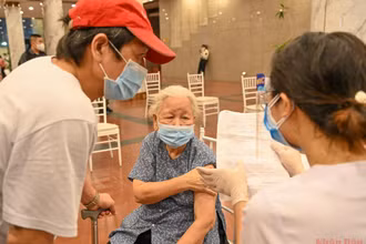 Tiêm vaccine cho người dân quận Hoàn Kiếm tại Cung văn hoá hữu nghị Việt Xô. Ảnh: Duy Linh.