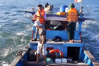 Lực lượng chức năng tìm kiếm ngư dân mất tích. 
