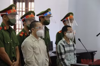 Hai bị cáo Vàng A Cở và Sùng A Di tại phiên tòa.