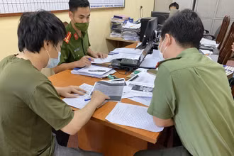 Công an làm việc với đối tượng vi phạm.