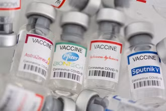 Theo ước tính của IFPMA, số lượng vaccine được sản xuất sẽ đạt 24 tỷ liều vào giữa năm tới. (Ảnh: Reuters)
