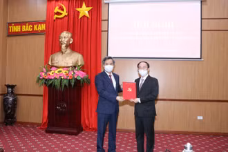 Đồng chí Nguyễn Quang Dương, Phó Trưởng Ban Tổ chức Trung ương (bên trái) trao Quyết định của Ban Bí thư cho đồng chí Nguyễn Đăng Bình.