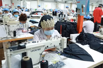 Sản xuất tại một doanh nghiệp “ba tại chỗ” ở huyện Xuân Lộc, tỉnh Đồng Nai. (Ảnh: THIÊN VƯƠNG).