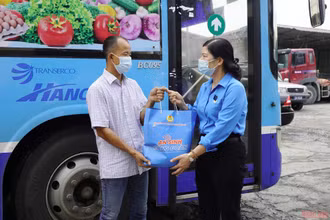 Phó Chủ tịch Thường trực LĐLĐ TP Hà Nội Đặng Thị Phương Hoa trao “Túi An sinh Công đoàn” tặng đoàn viên thuộc Công ty cổ phần Thương Mại Ba Vì.