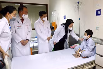 Phó Chủ tịch nước Võ Thị Ánh Xuân thăm hỏi bệnh nhi đang điều trị nội trú. (Nguồn: NFVC)