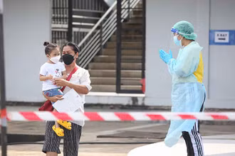 FDA Thái Lan đang xem xét thông qua đề xuất tiêm vaccine ngừa Covid-19 cho trẻ từ 3 tuổi ở nước này. Ảnh: Bangkok Post