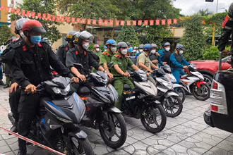 Các lực lượng chức năng Công an TP Hồ Chí Minh ra quân giữ an ninh trật tự chiều 30/9.
