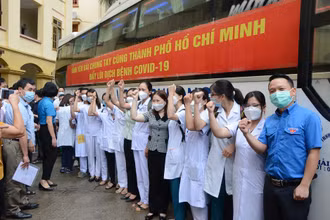 Phó Chủ tịch UBND tỉnh Yên Bái Vũ Thị Hiền Hạnh động viên đoàn và cùng thể hiện quyết tâm phòng, chống dịch.