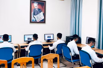 Chiến sĩ Cảnh sát biển tham gia thi trực tuyến tìm hiểu Luật Cảnh sát biển Việt Nam.