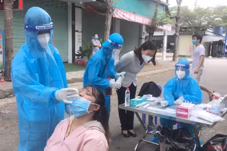 Xét nghiệm tách F0 ra khỏi cộng đồng trên địa bàn thị xã Bến Cát, tỉnh Bình Dương.