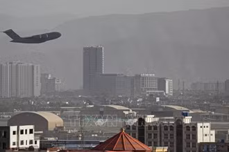 Một máy bay cất cánh từ sân bay ở thủ đô Kabul, Afghanistan ngày 27/8/2021. (Ảnh: AFP/TTXVN)