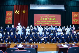 Các bác sĩ của Bệnh viện trong lễ xuất quân. (Ảnh: Bệnh viện cung cấp)