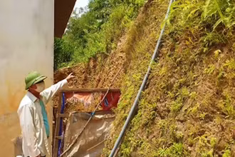 Nhà dân xã Hưng Trạch, huyện Bố Trạch làm sát chân núi có nguy cơ bị sạt lở trong mùa mưa lũ.