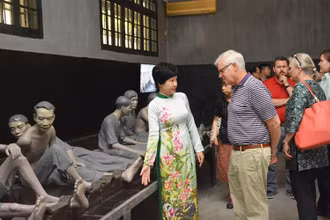 Du khách nước ngoài tham quan tại Nhà tù Hỏa Lò (Ảnh: hoalo.vn)