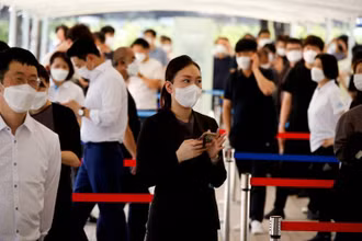Người dân xếp hàng chờ làm xét nghiệm Covid-19 tại thủ đô Seoul, ngày 15/7/2021. (Ảnh: Reuters)