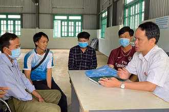 Cán bộ Ban Quản lý rừng phòng hộ Tuần Giáo hướng dẫn chủ rừng xã Phình Sáng (huyện Tuần Giáo) kỹ năng sử dụng hiệu quả tiền dịch vụ môi trường rừng.