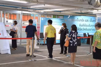 Người dân xếp hàng chờ tiêm vaccine tại một trung tâm tiêm chủng ở Bangkok. (Ảnh: NAM ĐÔNG)