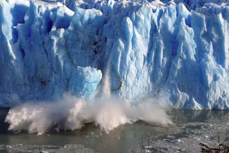 Những mảnh băng vỡ ra từ sông băng Perito Moreno ở miền nam Argentina. (Ảnh: Reuters)