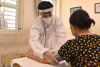 Khám sàng lọc trước khi tiêm vaccine phòng Covid-19 tại Hà Nội. (Ảnh: ĐĂNG ANH)