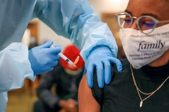 Thêm 14 triệu người Mỹ được tiêm liều vaccine Covid-19 đầu tiên trong tháng 8. (Ảnh: Reuters)