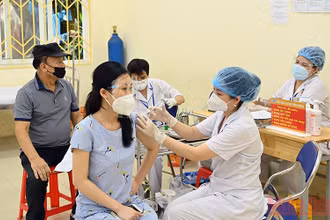 Tiêm vaccine Covid-19 cho người dân phường Quốc Tử Giám, quận Đống Đa. (Ảnh: DUY LINH)