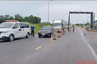 Chốt kiểm soát dịch Covid-19 tại nút giao cao tốc Hà Nội-Thái Nguyên vào Khu công nghiệp Yên Bình (Thái Nguyên).