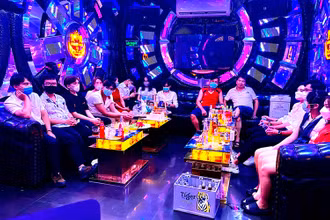 Quán hát karaoke Nguyệt Anh 2, TP Lào Cai vi phạm quy định phòng, chống dịch Covid-19, bị lực lượng chức năng kiểm tra, xử lý, vào tối ngày 27/9.