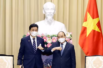 Chủ tịch nước Nguyễn Xuân Phúc và Bộ trưởng Quốc phòng Nhật Bản Kishi Nobuo. (Ảnh: Dương Giang/TTXVN)