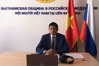 Giám đốc Quỹ Hỗ trợ hợp tác Nga - Việt “Truyền thống và hữu nghị” Nguyễn Quốc Hùng phát biểu từ đầu cầu Moskva, LB Nga. 