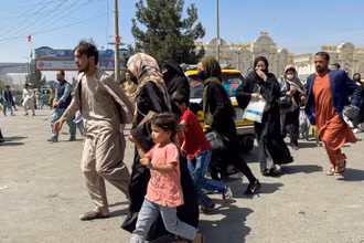 Nhiều người chen chúc tại sân bay ở thủ đô Kabul của Afghanistan, ngày 16/8. (Ảnh: Reuters/TTXVN)