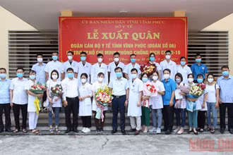  Lãnh đạo Sở Y tế tiễn đoàn công tác. (Ảnh: Dương Chung)