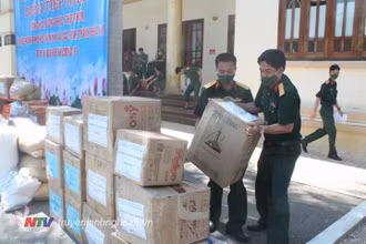 Cán bộ, nhân viên Cục Hậu cần Quân khu 4 bốc xếp hàng hóa ủng hộ TP Hồ Chí Minh chống dịch. (Ảnh: Truyền hình Nghệ An).