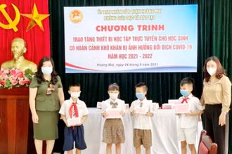 Phòng Giáo dục quận Hoàng Mai, Hà Nội trao thiết bị học tập trực tuyến cho học sinh bước vào năm học 2021-2022.