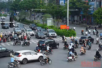 Phương tiện tham gia giao thông tăng cao trong sáng đầu tiên Hà Nội thực hiện nới lỏng giãn cách. (Ảnh: Duy Linh) 