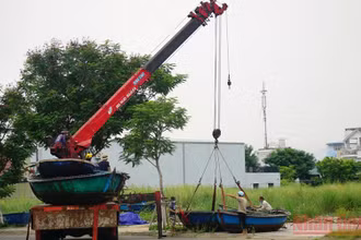 Sử dụng phương tiện cơ giới giúp ngư dân đưa tàu thuyền lên bờ an toàn.