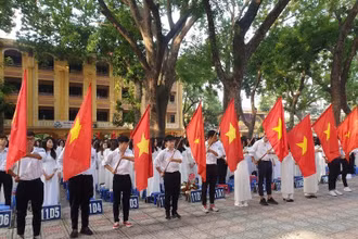 Học sinh Hà Nội trong ngày khai giảng. Ảnh tư liệu: HƯƠNG LÝ