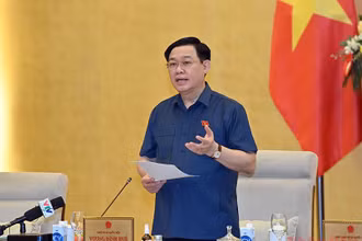 Chủ tịch Quốc hội Vương Đình Huệ phát biểu khai mạc phiên họp. (Ảnh: DUY LINH)