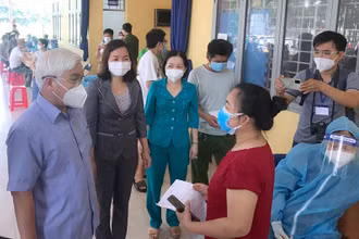 Bí thư Tỉnh ủy Bình Dương Nguyễn Văn Lợi (ngoài cùng bên trái) đánh giá cao ý thức của người dân trong trong việc tiêm vaccine Sinopharm. 