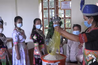 Phụ nữ bản Huồi Viêng xã Đoọc Mạy, huyện Kỳ Sơn góp gạo hỗ trợ hội viên nghèo.