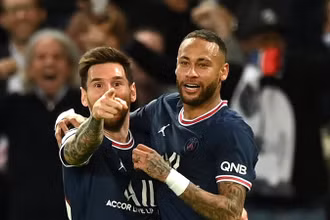 Messi và Neymar ăn mừng bàn thắng ấn định tỷ số 2-0 trước Man City. (Ảnh: DailyMail)