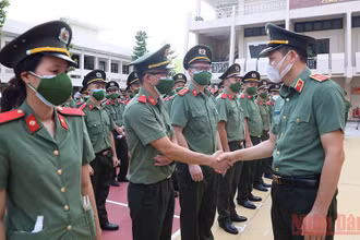 Thiếu tướng Vũ Hồng Văn, Giám đốc Công an tỉnh Đồng Nai động viên các học viên Học viện An ninh nhân dân giúp Đồng Nai chống dịch Covid-19.